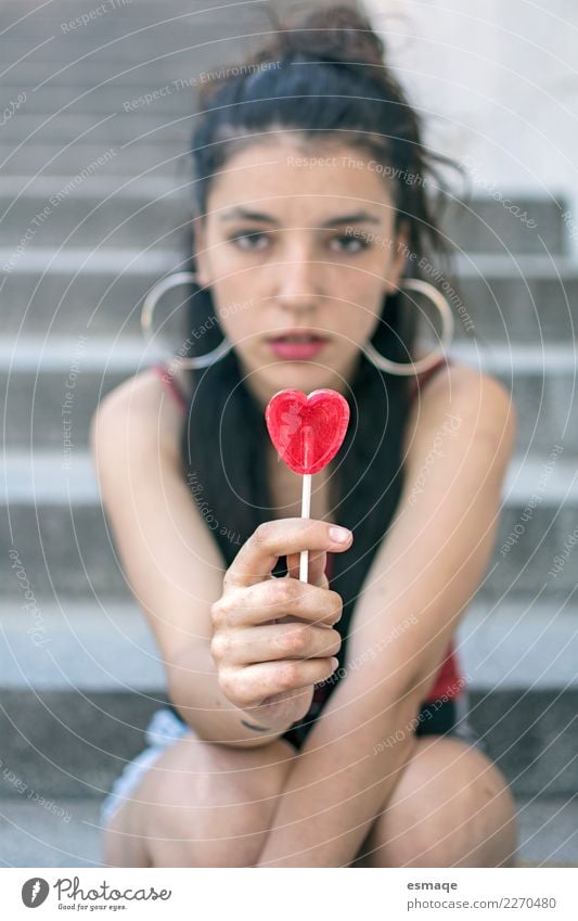 Süße junge Mädchen mit Lolli Lollipop Ernährung Lifestyle Gesundheit Wellness Junge Frau Jugendliche beobachten Freundlichkeit Fröhlichkeit lecker lustig