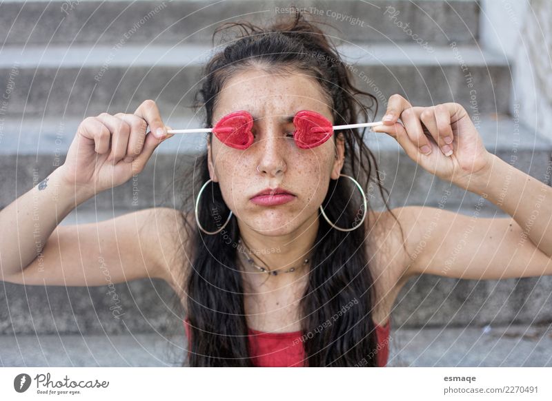 junges Mädchen mit Lutscher Süßwaren Lollipop Freude Lippenstift Sommer Valentinstag feminin Junge Frau Jugendliche Kindheit Leben 1 Mensch Schmuck genießen