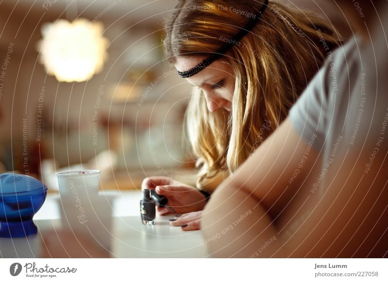 Sister Golden Hair Mensch feminin Junge Frau Jugendliche 2 18-30 Jahre Erwachsene gelb Haare & Frisuren Haarsträhne Nagellack Zucker Theke Deckenlampe Küche