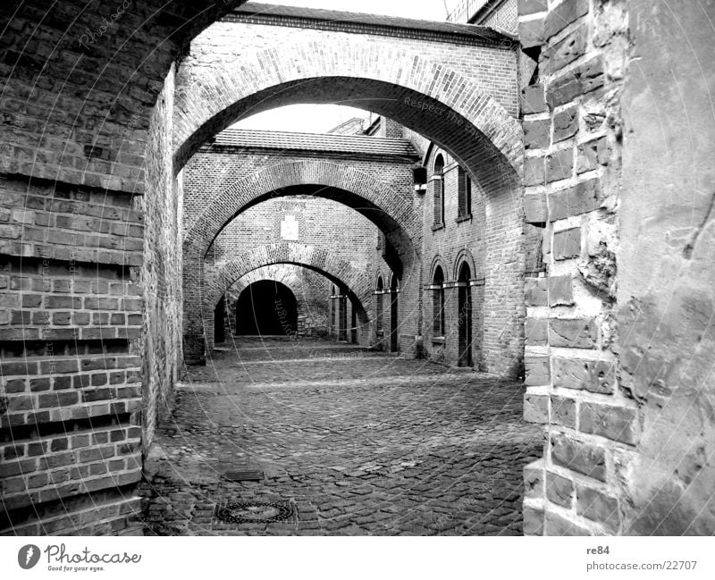 stone age Mauer Konstruktion grau schwarz weiß Licht Gemäuer kalt Holz Stein Furche feucht Architektur Brücke Turm Wege & Pfade Schatten Ritter