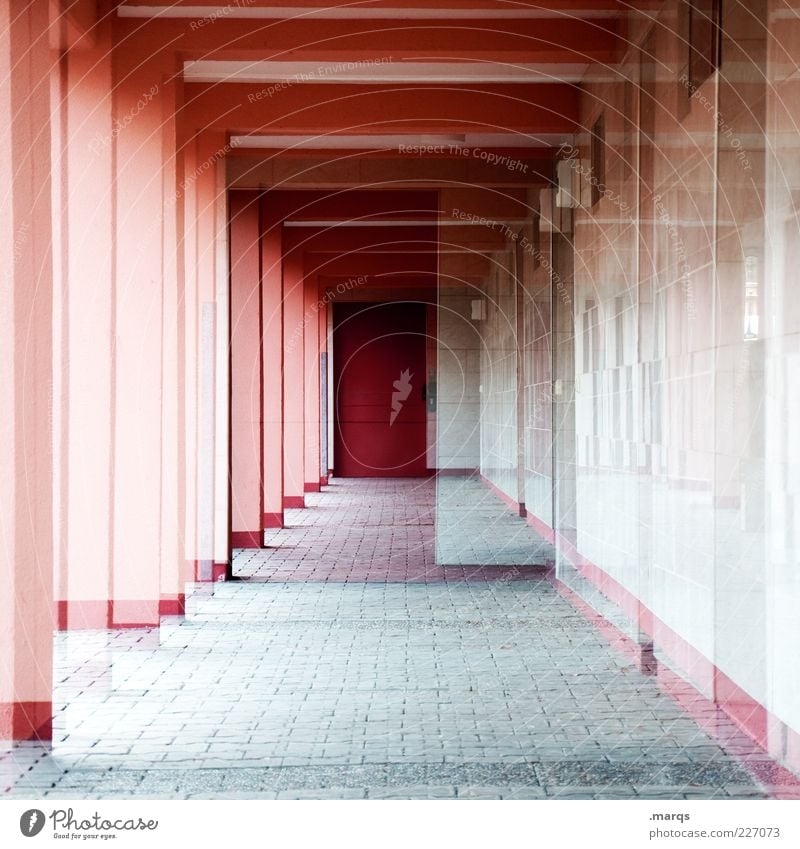 Korridor Stil Menschenleer Bauwerk Architektur Mehrfamilienhaus Tür Flur Säule Beton außergewöhnlich Coolness eckig verrückt rot verstört einzigartig