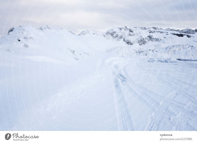 Alpenpanorama. Oder? Ferne Freiheit Umwelt Natur Landschaft Winter Klima Eis Frost Schnee Berge u. Gebirge Straße Wege & Pfade ästhetisch Einsamkeit einzigartig