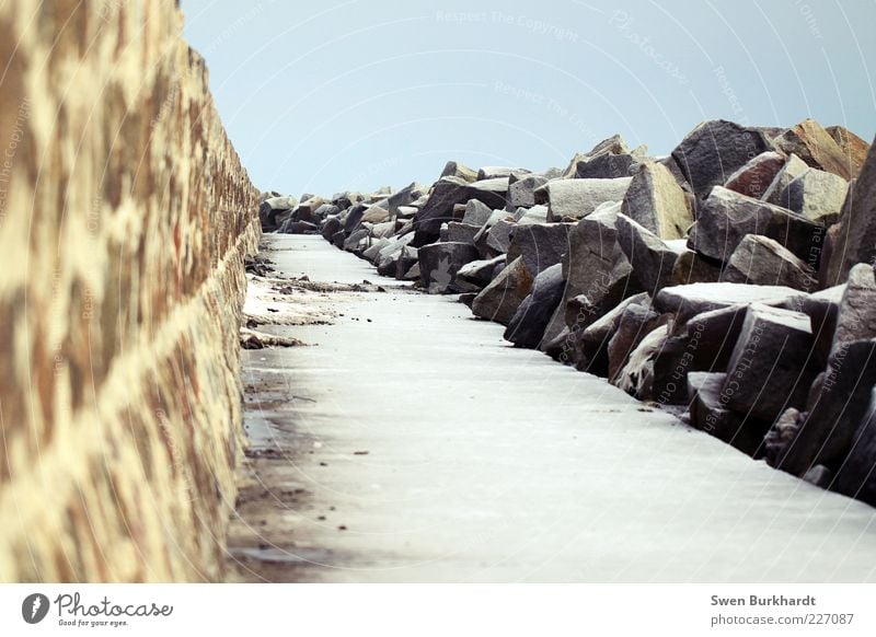 Steinwall Himmel Küste Seeufer Menschenleer Hafen Mauer Wand Wege & Pfade Mole Beton kalt Schutz Kraft Steinmauer Granit Farbfoto Außenaufnahme