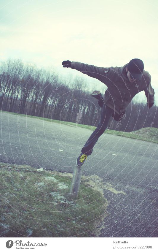 Ist die Luft nicht ein sehr gefährliches Element? Junger Mann Jugendliche Arme Beine Fuß Hose Jacke Mütze basecap fallen springen stehen träumen blau braun gelb