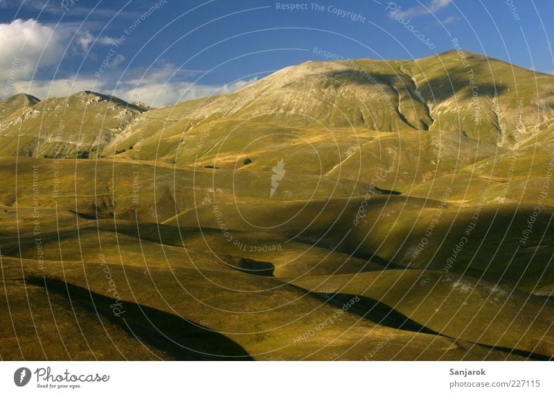 Freedom between earth and sky ruhig Berge u. Gebirge Umwelt Natur Landschaft Wolken Hügel Apenninen Steppe Ferne frei Unendlichkeit blau grün Einsamkeit Idylle