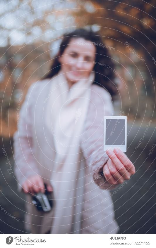 Schließen Sie oben vom Polaroid, das von einer jungen Frau im Fall gehalten wird Lifestyle kaufen Stil Freizeit & Hobby Städtereise Silvester u. Neujahr Mensch