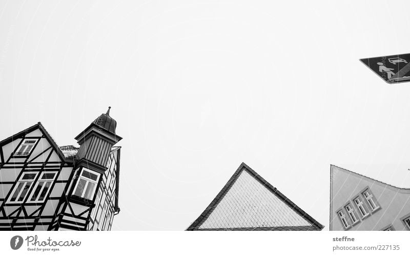 Baumkuchenspitzen Salzwedel Deutschland Kleinstadt Haus Dach Spitze Fachwerkfassade Dorf Schwarzweißfoto Außenaufnahme Textfreiraum oben Textfreiraum Mitte