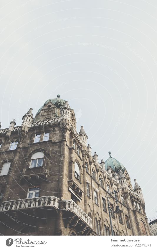 Magnificent residential building in Budapest Stadt Hauptstadt Fassade Balkon Häusliches Leben Verfall Architektur prächtig Gebäude Turm Himmel bedeckt