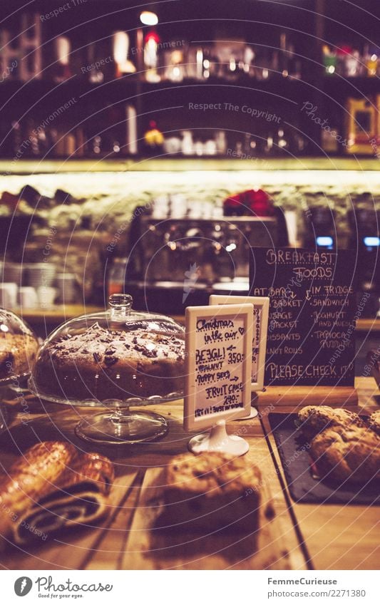 Selection of cake and pastries in coffeehouse Lebensmittel Ernährung Frühstück Kaffeetrinken Bioprodukte Vegetarische Ernährung Heißgetränk Latte Macchiato