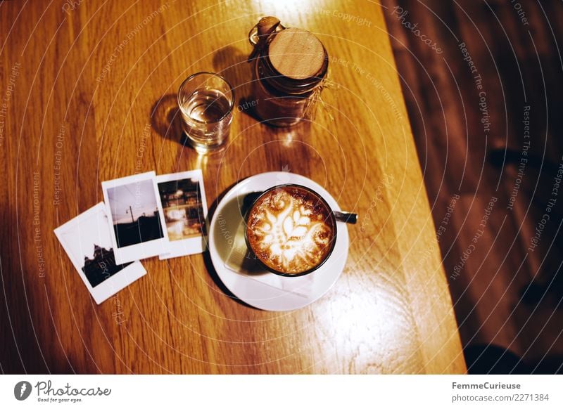 Instant pictures and coffee on wooden table Frühstück Kaffeetrinken Getränk Freizeit & Hobby Kaffeetasse Cappuccino Sofortbildkamera Polaroid Holztisch