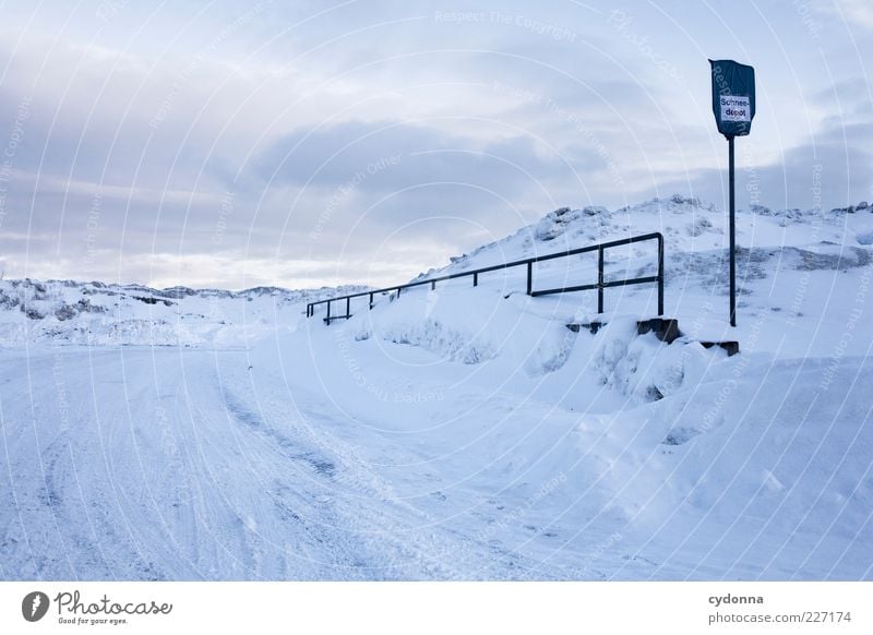 Willkommen im Schneedepot Umwelt Natur Landschaft Himmel Winter Eis Frost Berge u. Gebirge Straße Wege & Pfade ästhetisch Einsamkeit einzigartig Idee ruhig