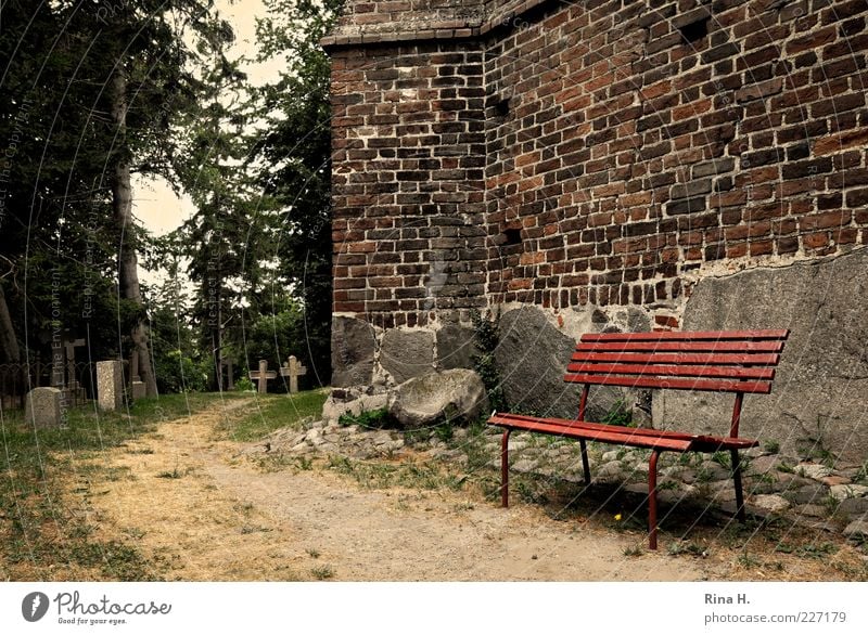 Aussichten Sommer Kreuz warten Gefühle Hoffnung Glaube Müdigkeit Vergänglichkeit Kirche Bank Friedhof Grab Wege & Pfade Farbfoto Außenaufnahme Menschenleer