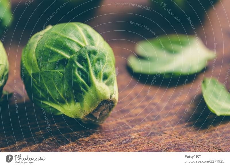 Rosenkohl Lebensmittel Ernährung Bioprodukte Vegetarische Ernährung Diät Schneidebrett frisch braun gelb grün genießen roh Rohkost Farbfoto Nahaufnahme