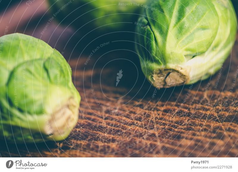 Rosenkohl Lebensmittel Ernährung Bioprodukte Vegetarische Ernährung Diät Schneidebrett frisch braun gelb grün genießen roh Rohkost Farbfoto Nahaufnahme