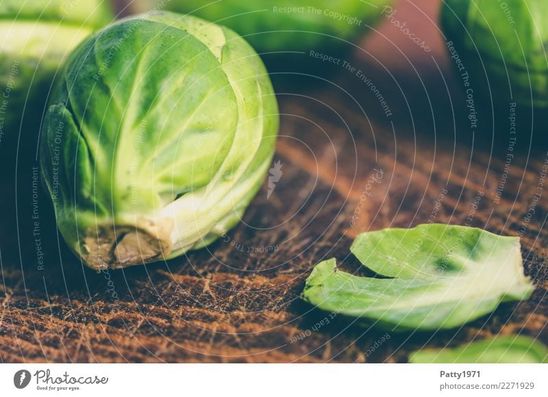 Rosenkohl Lebensmittel Gemüse Bioprodukte Vegetarische Ernährung Diät Schneidebrett frisch braun gelb grün genießen roh Rohkost Farbfoto Nahaufnahme