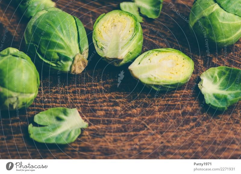 Rosenkohl Lebensmittel Gemüse Bioprodukte Vegetarische Ernährung Diät Schneidebrett frisch braun gelb grün genießen Rohkost roh Teilung Farbfoto Nahaufnahme