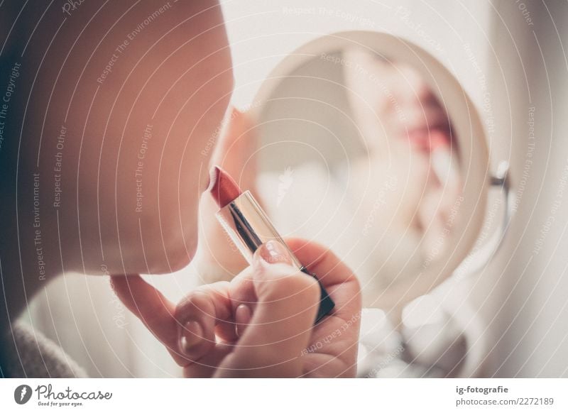 Frau, die sich Lippenstift im Spiegel anzieht Mensch feminin 1 ästhetisch Gefühle rot Farbe Mädchen Spiegelbild Reflexion & Spiegelung Farbfoto