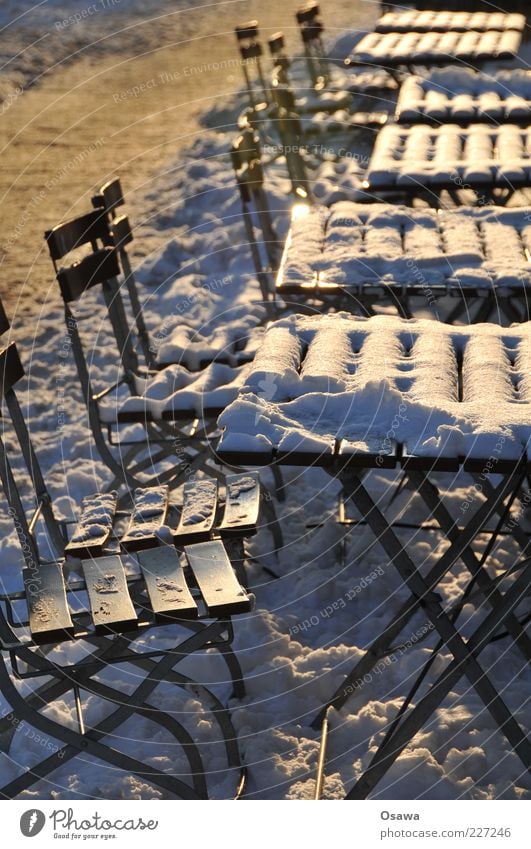 Draußen nur Kännchen Straßencafé leer Schnee Klappstuhl Klapptisch Schneedecke Menschenleer Außenaufnahme Winter Gegenlicht Hochformat Tag