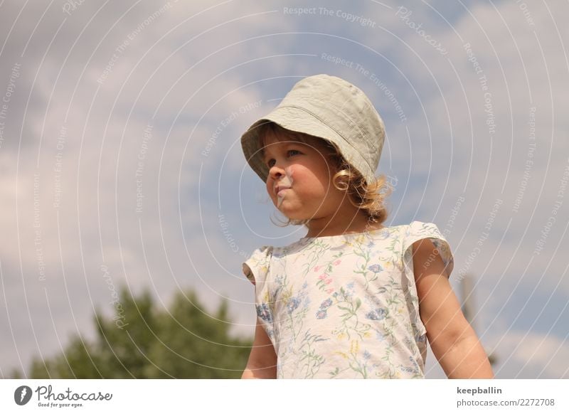 der Blick Spielen Sommer Garten Kindergarten Kleinkind Mädchen 1 Mensch 3-8 Jahre Kindheit Park Spielplatz Mütze stehen Neugier entdecken Farbfoto Außenaufnahme