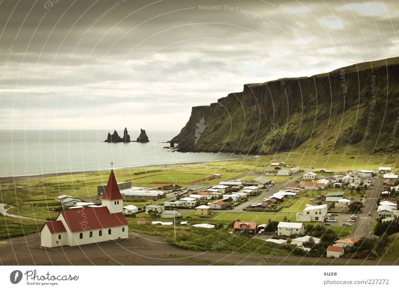 Vík í Mýrdal Ferien & Urlaub & Reisen Umwelt Natur Landschaft Urelemente Himmel Wolken Gewitterwolken Klima Wetter Felsen Berge u. Gebirge Küste Bucht Meer Dorf