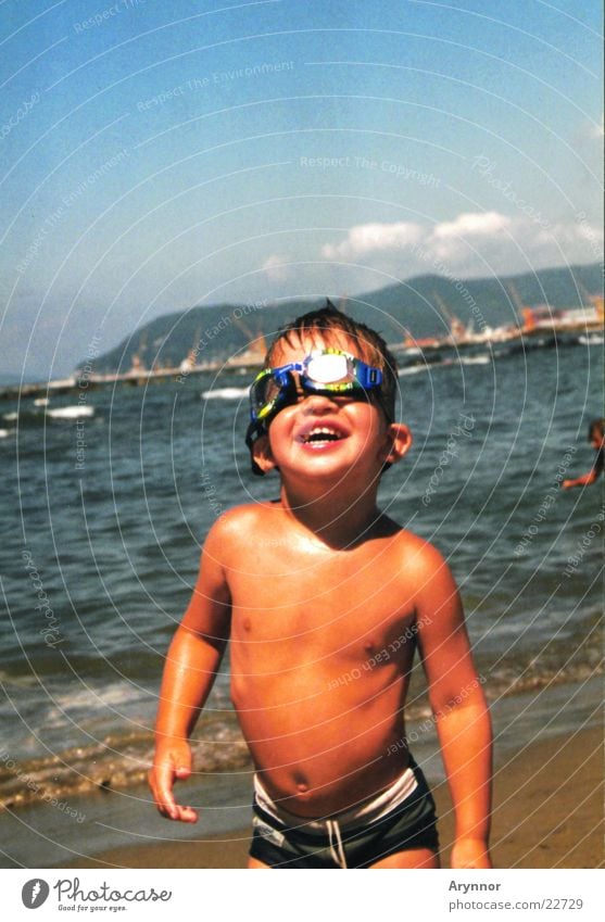 Fabian am Meer Kind Schwimmbrille Taucherbrille Mann Sonne Blauer Himmel Freude Fun