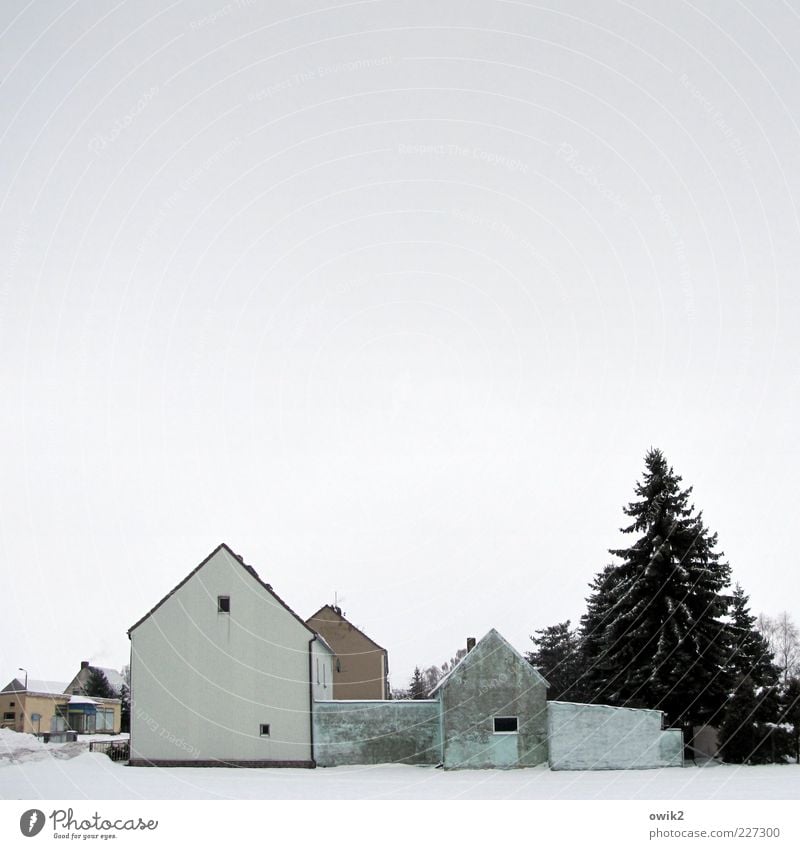 Sparsamkeit Himmel Winter Baum Dorf bevölkert Haus Bauwerk Gebäude Architektur Mauer Wand Fassade Fenster stehen warten eckig einfach kalt blau braun grau weiß