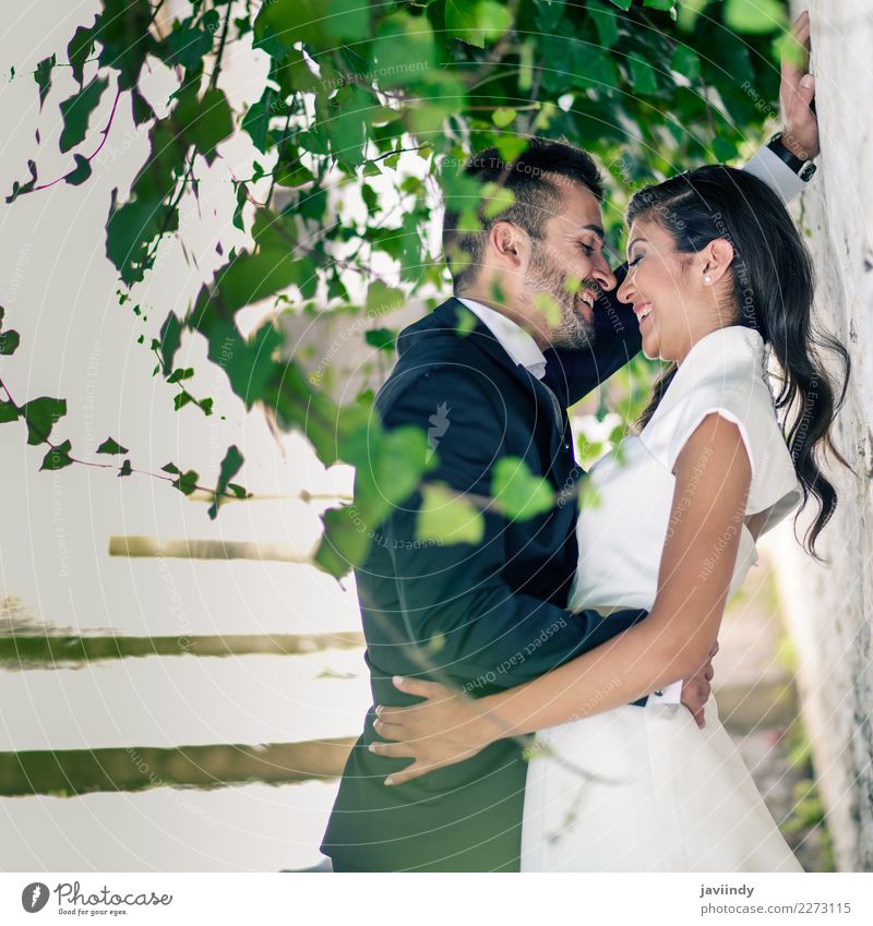 Nur verheiratetes Paar zusammen Feste & Feiern Hochzeit Mensch Junge Frau Jugendliche Junger Mann Erwachsene 2 18-30 Jahre Pflanze Kleid Anzug Küssen Liebe