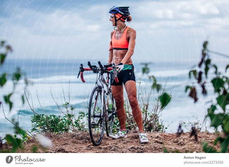 Nach oben greifen Lifestyle Leben Sport Fitness Sport-Training Sportler Fahrradfahren Natur Landschaft Pflanze Wolken Unwetter Wellen Küste Strand atmen