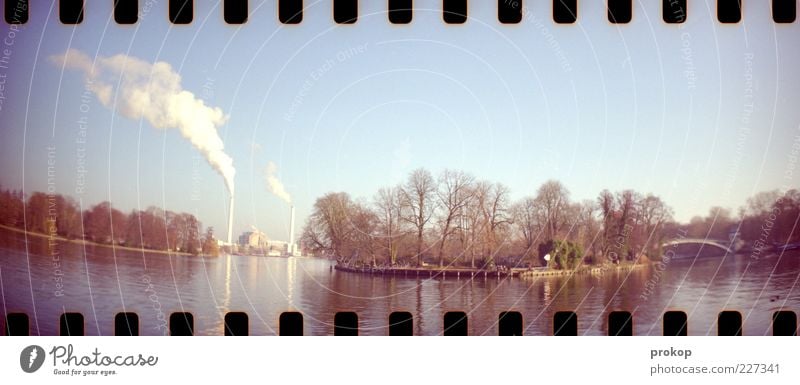 Treptower Park Natur Landschaft Pflanze Himmel Wolkenloser Himmel Schönes Wetter Flussufer Industrie Schornstein Rauch Umweltverschmutzung Brücke Insel