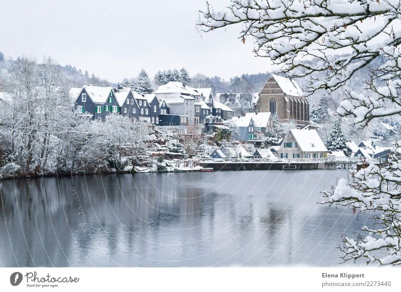 Wuppertal-Beyenburg im Schnee, Deutschland. Winter Natur Wasser Wetter Schönes Wetter See Stausee Europa Dorf Stadt Altstadt Menschenleer Haus Kirche Gebäude