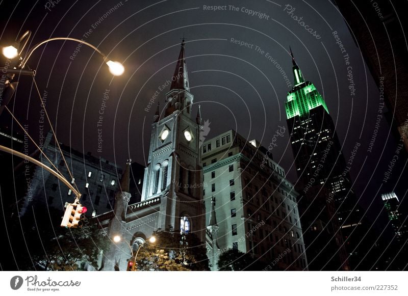 Empire State of Mind New York City Stadtzentrum Menschenleer Hochhaus Kirche Turm Bauwerk Gebäude Architektur Sehenswürdigkeit Wahrzeichen Empire State Building