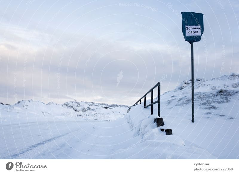 Abladen Ferne Umwelt Natur Landschaft Winter Klima Eis Frost Schnee Berge u. Gebirge Straße Wege & Pfade Schriftzeichen Schilder & Markierungen Einsamkeit