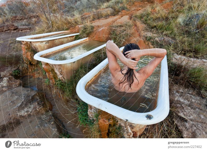 Junge Frau entspannt sich in einer natürlichen heißen Quelle.... Lifestyle schön Körperpflege Wohlgefühl Erholung Spa Schwimmen & Baden Badewanne Jugendliche 1