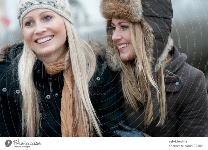 friends VI Mensch feminin Junge Frau Jugendliche Freundschaft Leben Haare & Frisuren Gesicht 2 Jacke Mantel Fell Mütze berühren Lächeln lachen blond