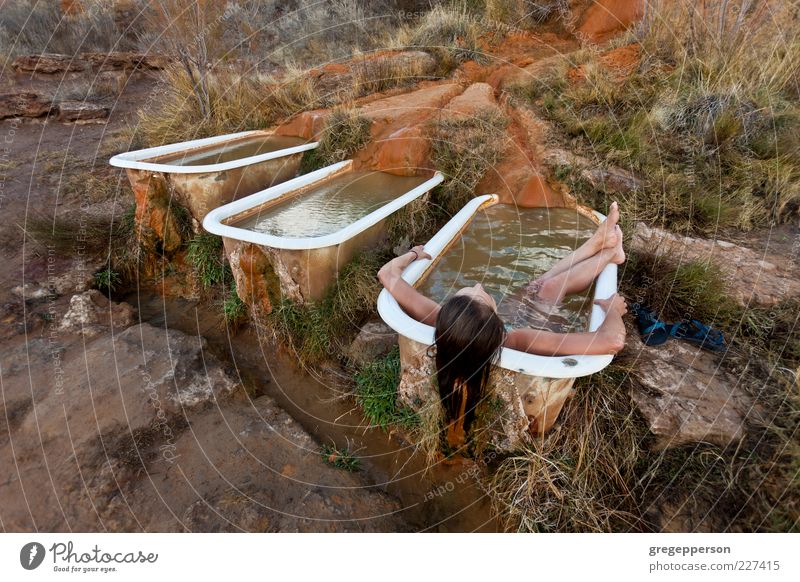 Junge Frau entspannt sich in einer natürlichen heißen Quelle.... Wohlgefühl Zufriedenheit Erholung Meditation Spa Schwimmen & Baden Badewanne Körperpflege