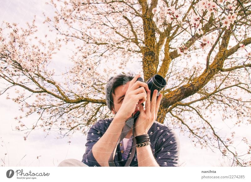 Junger Mann fotografiert in der Natur Lifestyle Stil Freizeit & Hobby Fotografie Alltagsfotografie Mensch maskulin Erwachsene Jugendliche 1 30-45 Jahre Kunst