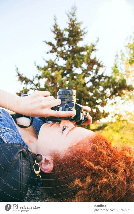 Junge Rothaarigefrau, die Fotos mit ihrer Kamera macht Lifestyle Stil Freizeit & Hobby Fotografie Fotokamera Mensch feminin Junge Frau Jugendliche 1 18-30 Jahre