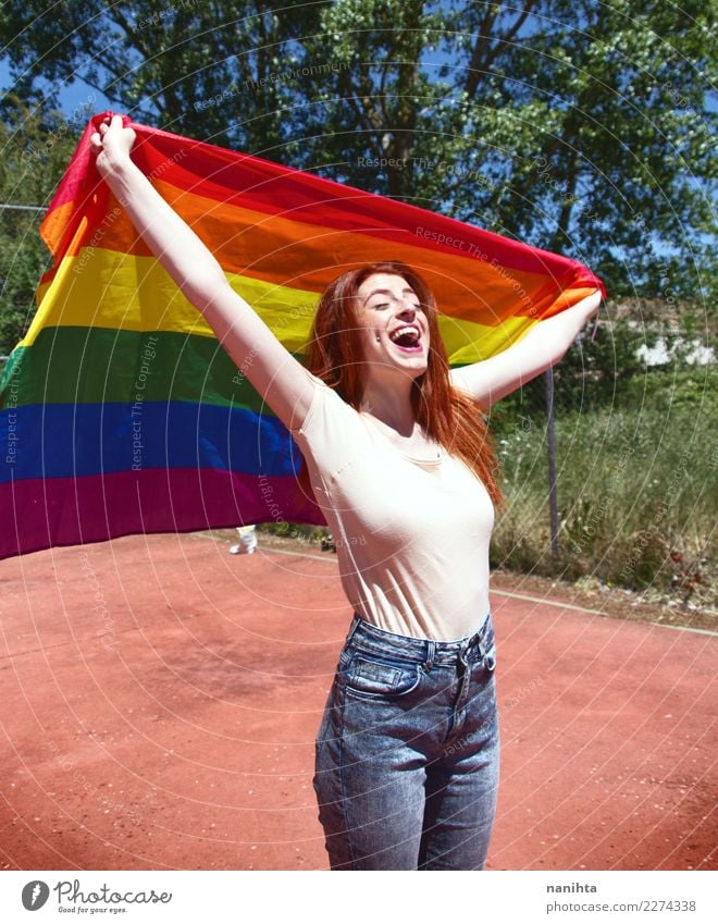 Junge Frau, die eine Regenbogenflagge hält Lifestyle Stil Freude Wellness Leben Wohlgefühl Feste & Feiern Mensch feminin Homosexualität Jugendliche 1