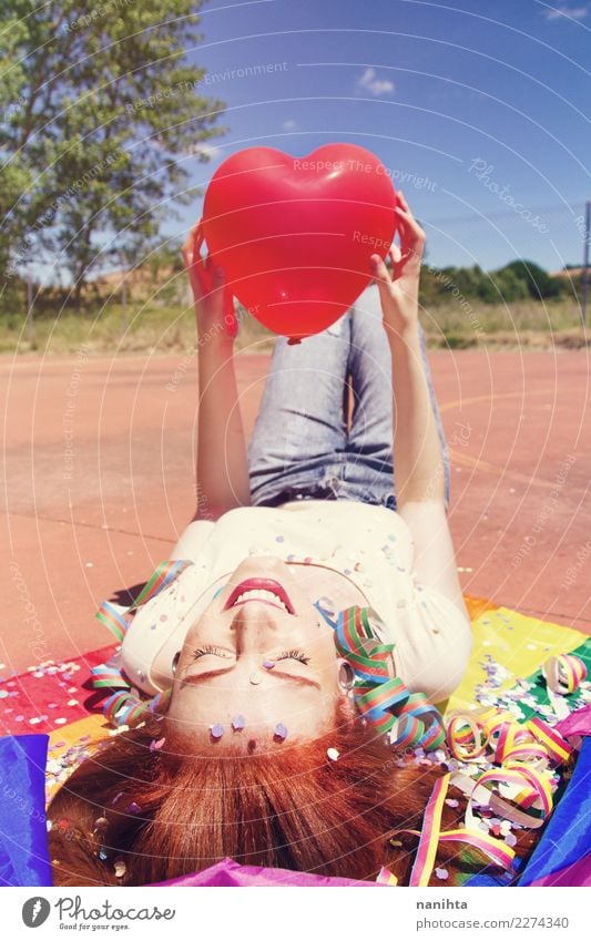 Junge glückliche Frau hält einen herzförmigen Ballon in der Hand. Lifestyle Stil Freude Haare & Frisuren Wellness Leben harmonisch Wohlgefühl Erholung