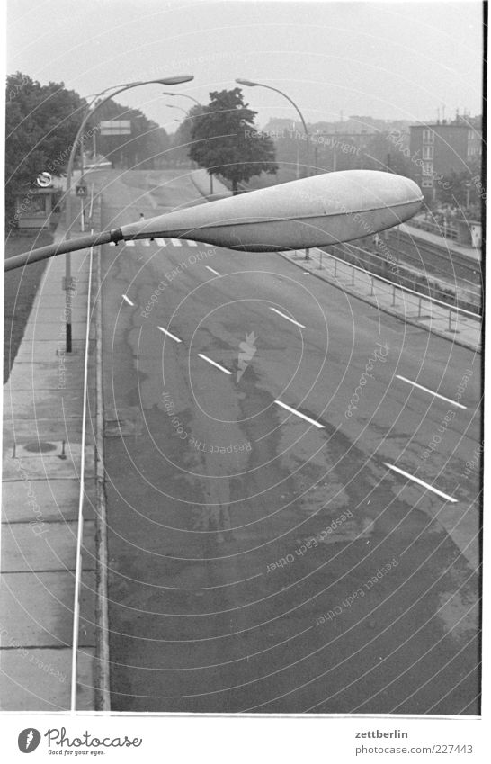 Pankow-Heinersdorf Stadt Hauptstadt Stadtrand Menschenleer Straße Wege & Pfade Hochstraße Brücke Laterne DDR Fahrbahnmarkierung autofrei Spuren trüb