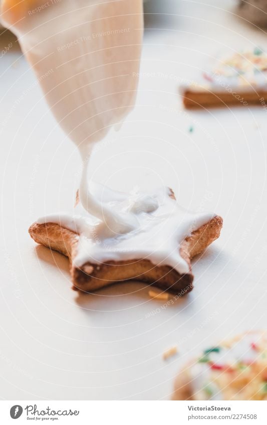 Putting Glasur auf Cookie Lebensmittel Teigwaren Backwaren Kuchen Dessert Süßwaren Essen Frühstück Mittagessen Kaffeetrinken Lifestyle kaufen Stil Design Freude