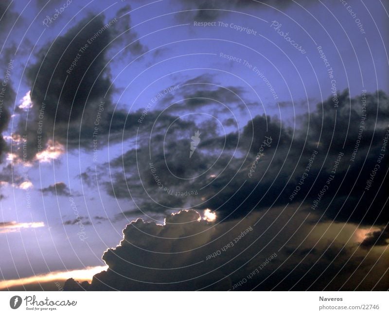 Gewitterwolken Wolken schlechtes Wetter dunkel Unwetter schwarz Regen blau Himmel