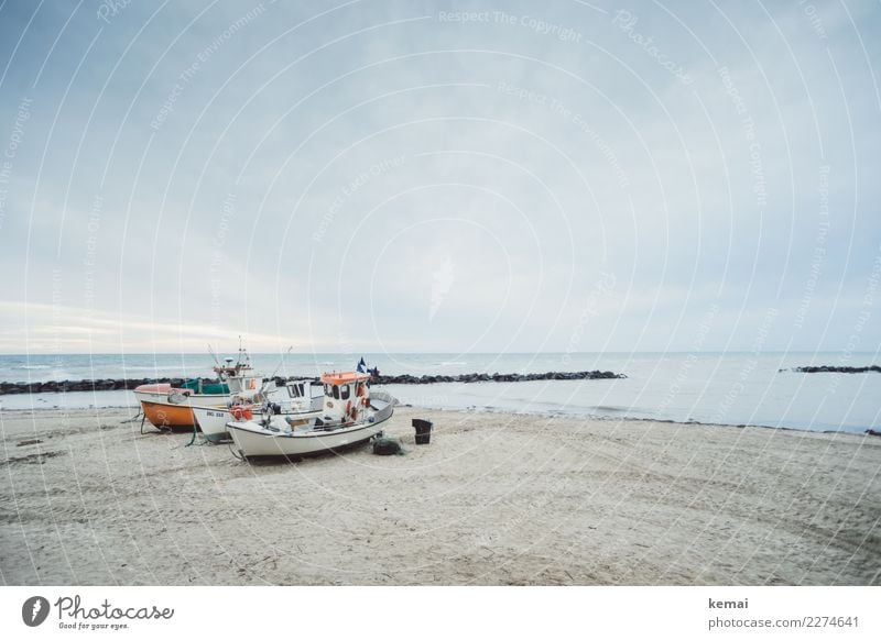 Boote harmonisch Wohlgefühl Zufriedenheit Sinnesorgane Erholung ruhig Ausflug Abenteuer Ferne Freiheit Umwelt Wasser Himmel Wolken Wetter Küste Strand Bucht