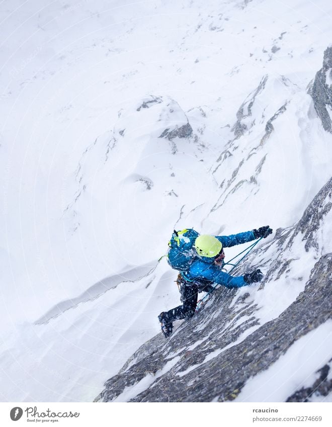 Kletterin im Sturm bei einem extremen Winteraufstieg Abenteuer Expedition Schnee Berge u. Gebirge Sport Klettern Bergsteigen Erfolg Frau Erwachsene Unwetter