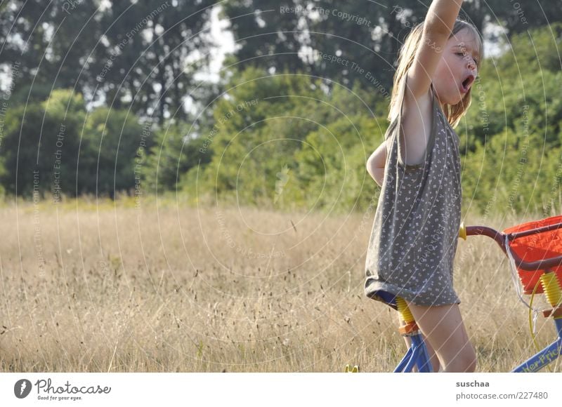 voll das leben II Kind Mädchen Kindheit Unbeschwertheit ADS Ritalin 3-8 Jahre Natur Sommer Wiese frech Fröhlichkeit lustig Freude Euphorie Fahrrad Unsinn Kleid