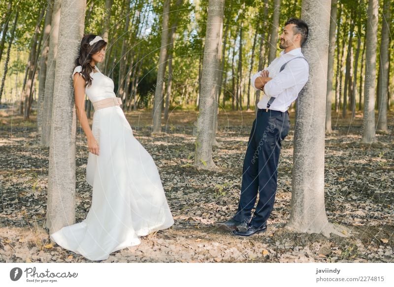 Gerade verheiratetes Paar zusammen im Naturhintergrund Glück schön Feste & Feiern Hochzeit Mensch Junge Frau Jugendliche Junger Mann Erwachsene 2 18-30 Jahre