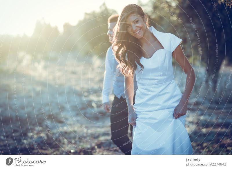 Gerade verheiratetes Paar zusammen im Naturhintergrund Glück schön Feste & Feiern Hochzeit Junge Frau Jugendliche Junger Mann Erwachsene 2 Mensch 18-30 Jahre