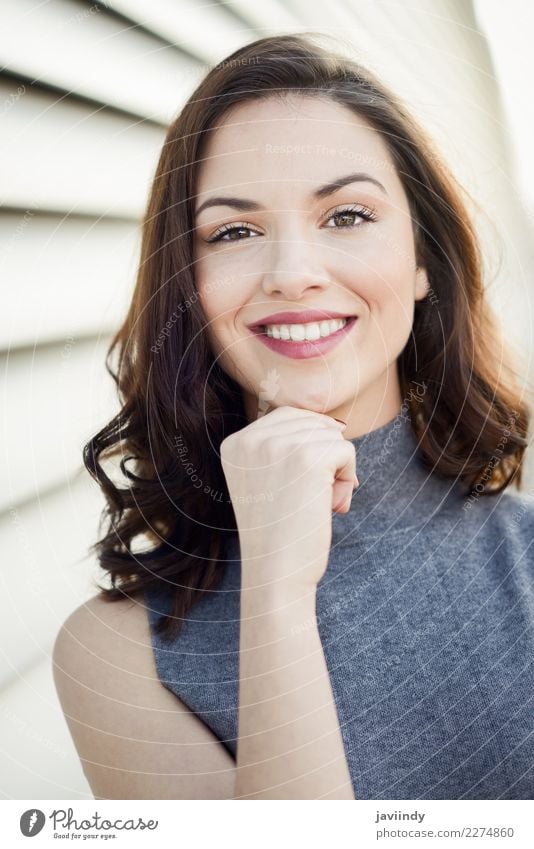 Schönes Mädchen mit toothy Lächeln im städtischen Hintergrund Lifestyle Stil Glück schön Haare & Frisuren Mensch feminin Junge Frau Jugendliche Erwachsene 1