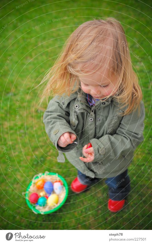 just found it :) Lebensmittel Süßwaren Zufriedenheit Spielen Feste & Feiern Ostern Mensch Kind Kleinkind Mädchen Kindheit 1 1-3 Jahre Gras Jacke Schuhe