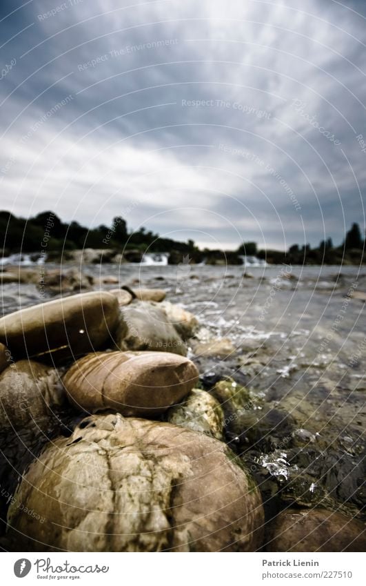 stone by stone Umwelt Natur Urelemente Luft Wasser Himmel Wolken Gewitterwolken Wetter schlechtes Wetter Flussufer Bach Wasserfall kalt nass wild Stein fließen